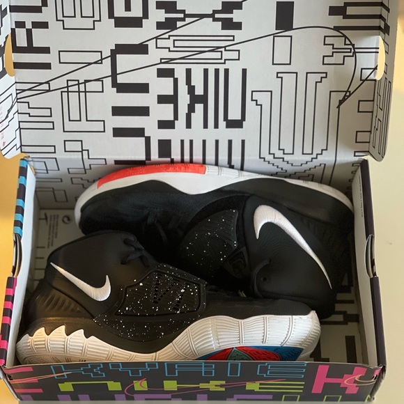 Boy size 7Y Black Nike Kyrie 6. Shoes are brand new only worn once. Orig box - Picture 6 of 7